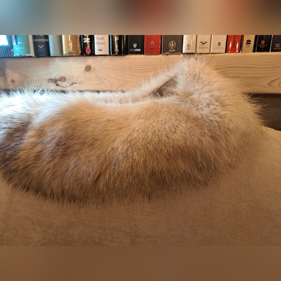 Real fur scarf shawl wrap, white fur with black tips, 40.5 inches long - Picture 3 of 15